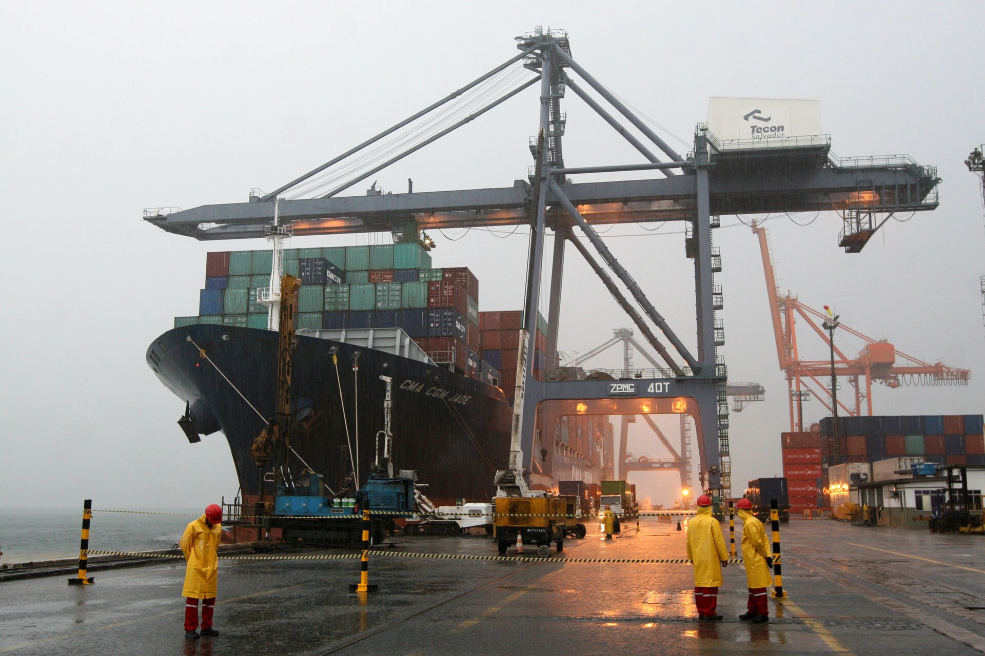 Navio porta-contêiner atracado no TECON Salvador sob chuva
