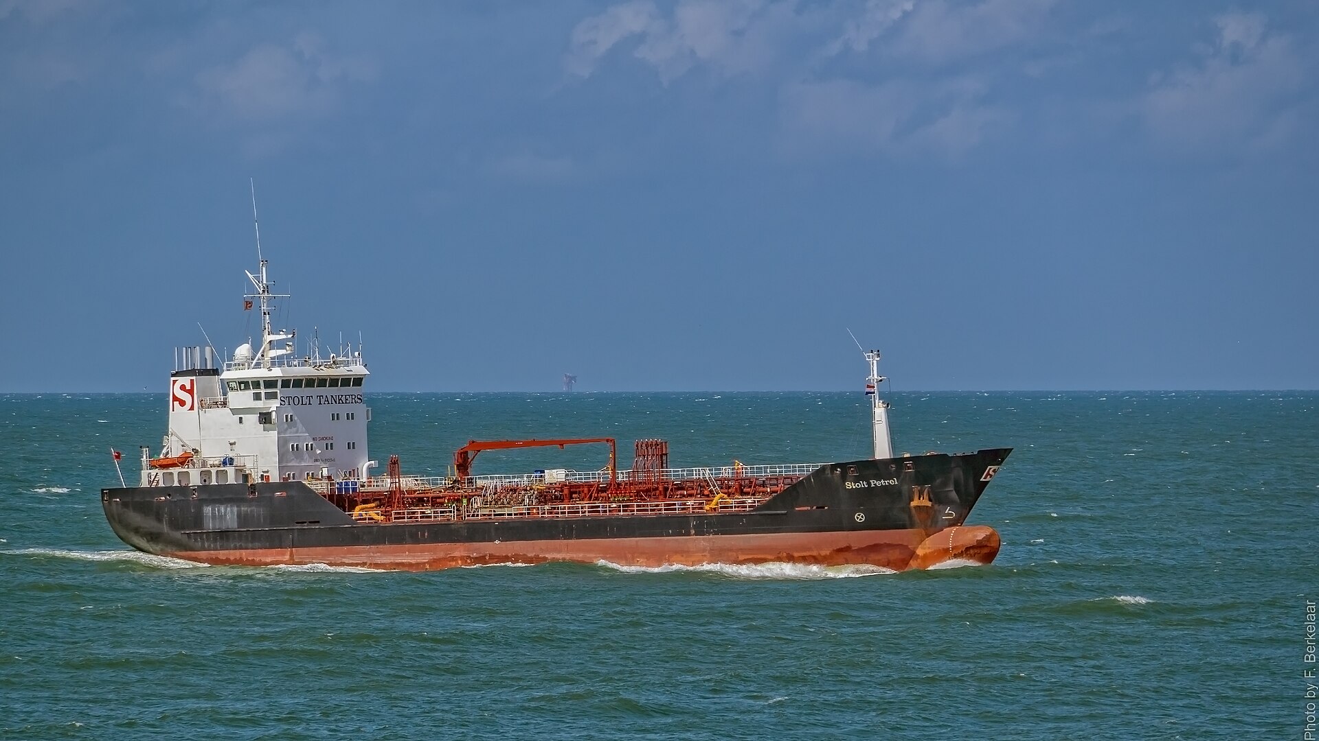 Navio-tanque químico e de derivados navegando em mar aberto